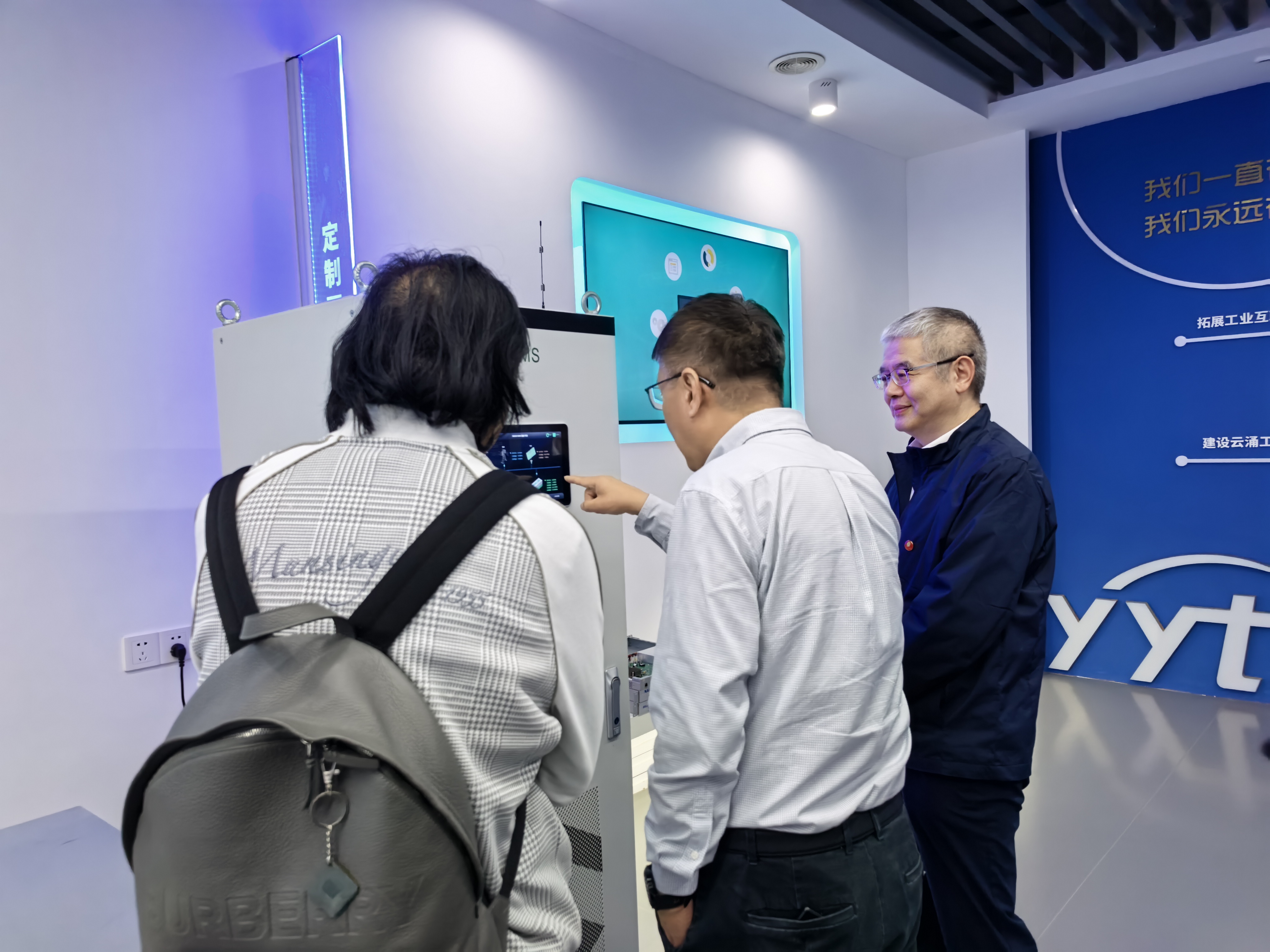 龙芯中科胡伟武一行莅临云涌科技考察